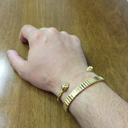 Pulseira de aço masculina estilo bracelete modelo King dourada